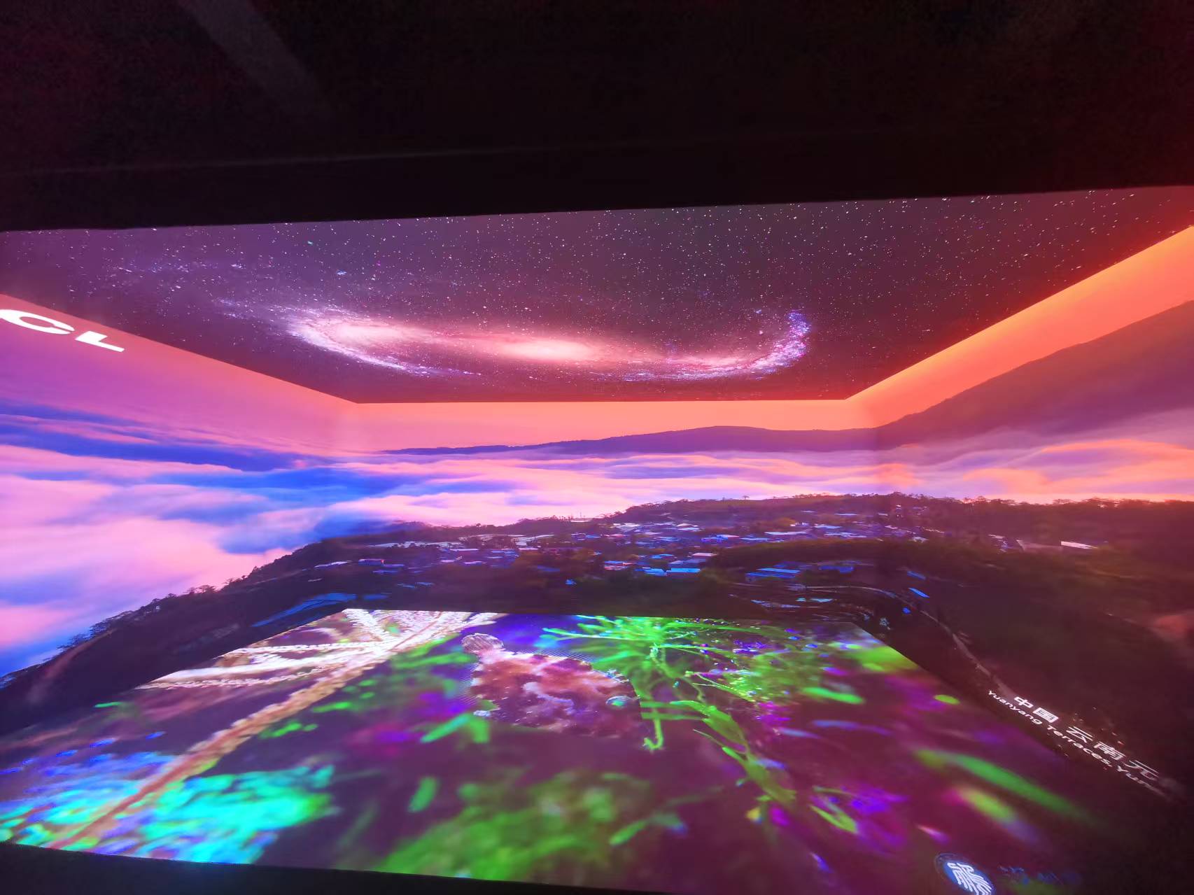 深圳城市学院 P1.25 五面 R 角沉浸式 LED 显示系统项目