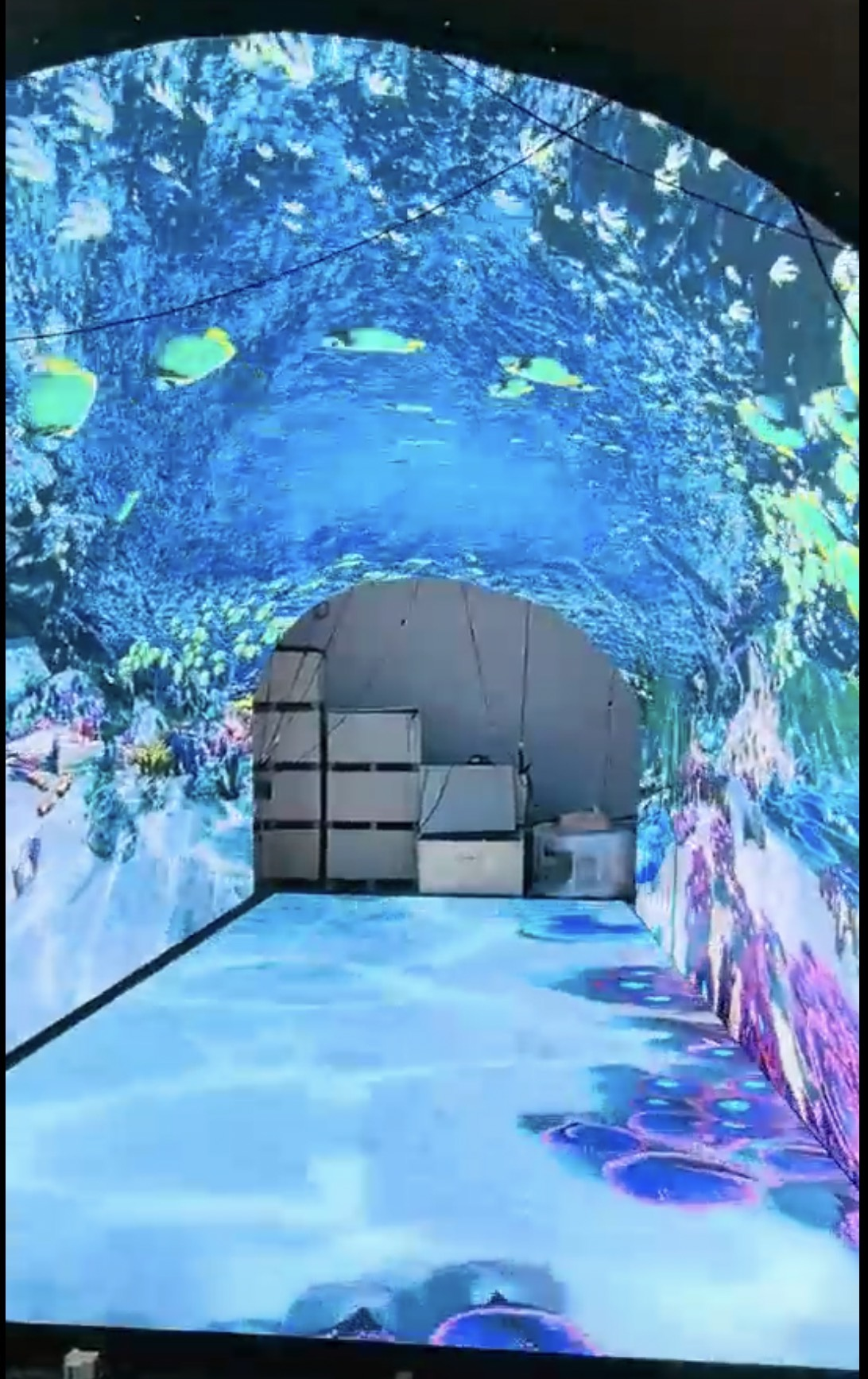 项目场景为时空隧道用于商业显示使用，使用服务器+KHx系列方案