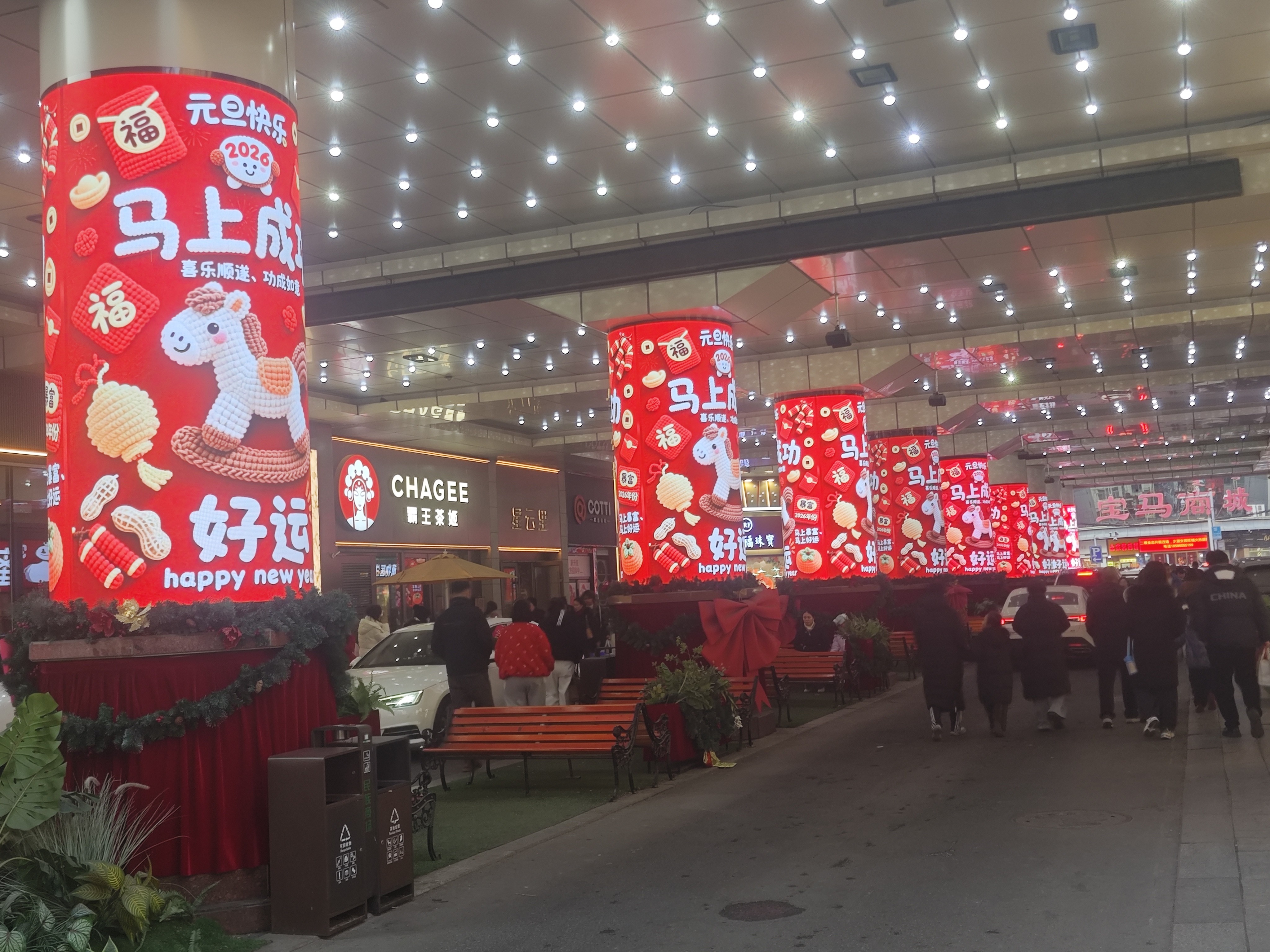 内蒙古呼和浩特市民族商场户外柔性 LED 大屏项目