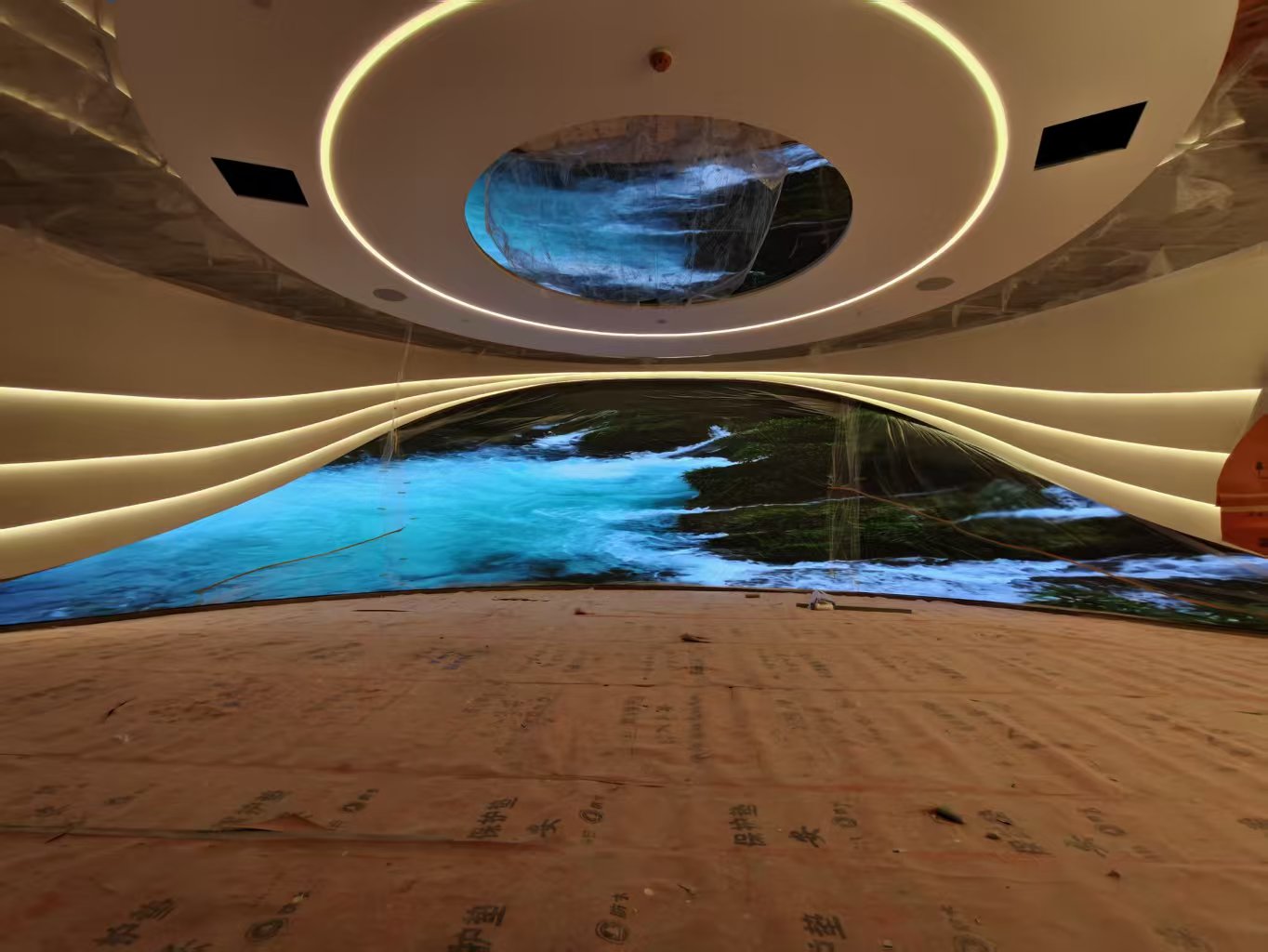 嘉兴桐乡农商银行 P1.53 竖屏 LED 显示系统