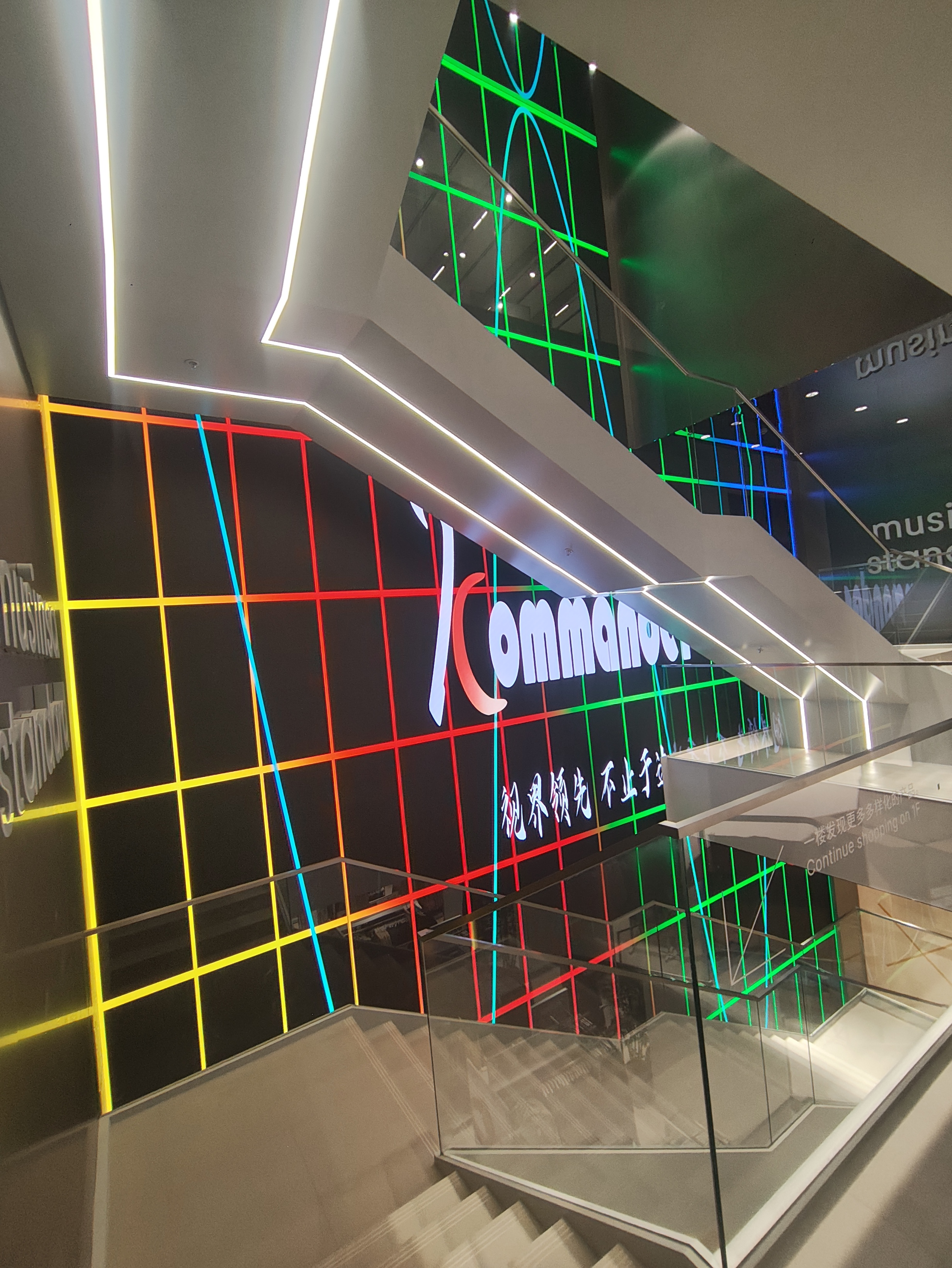 广东新六百 YOUNG 商场多楼层楼道 LED 广告展示项目