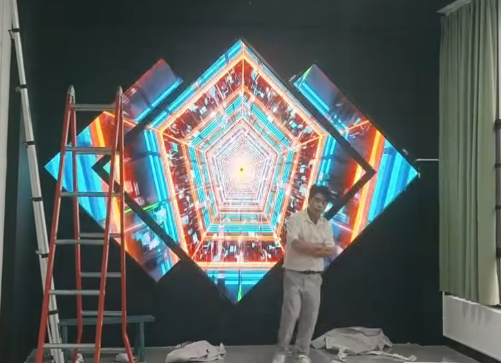 昆明传媒公司直播间 P2.5 一主两副造型 LED 高清无波纹直播屏项目