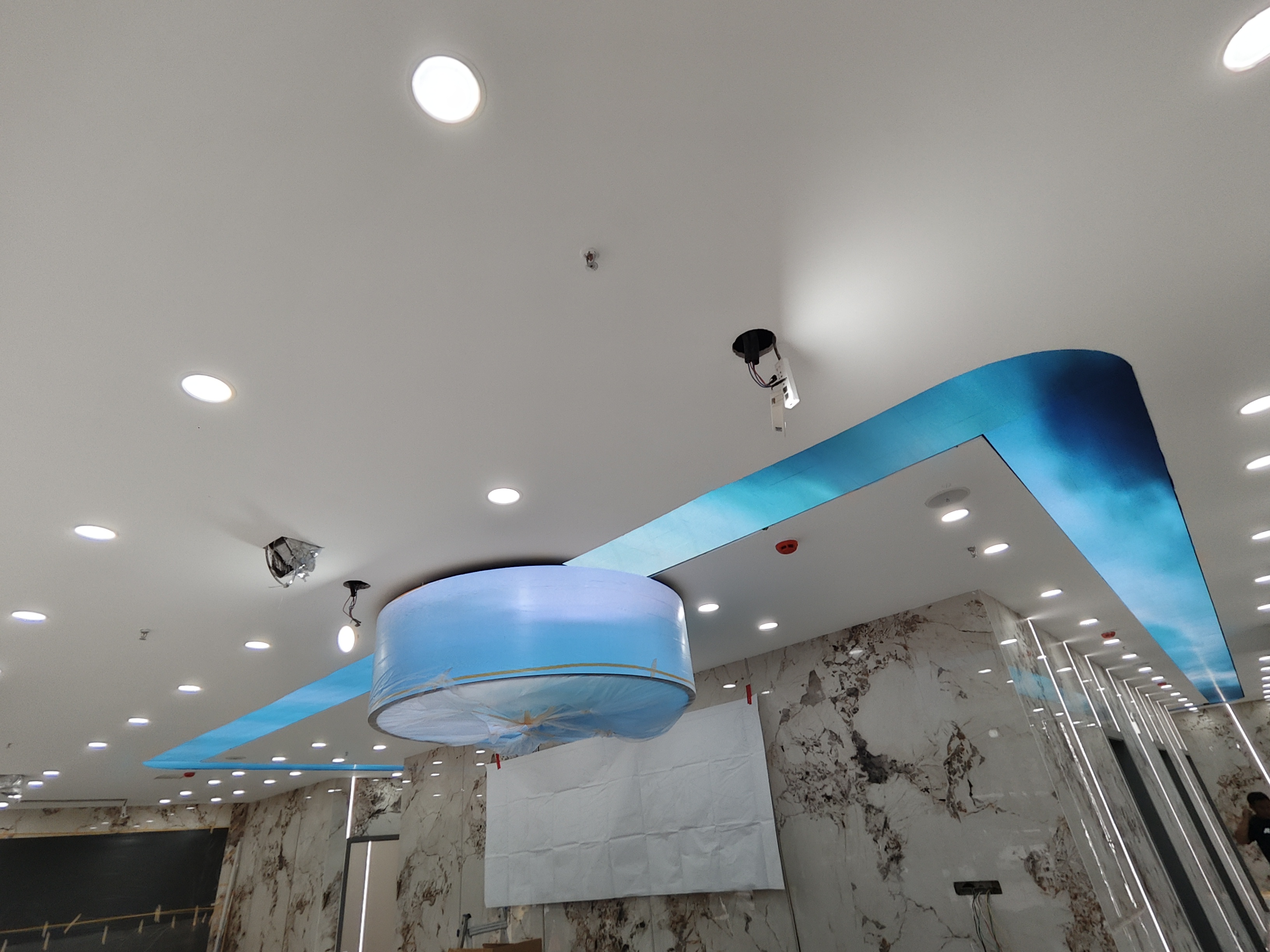 深圳福田大厦长条展厅 超长条 LED 画面重组拼接展示项目