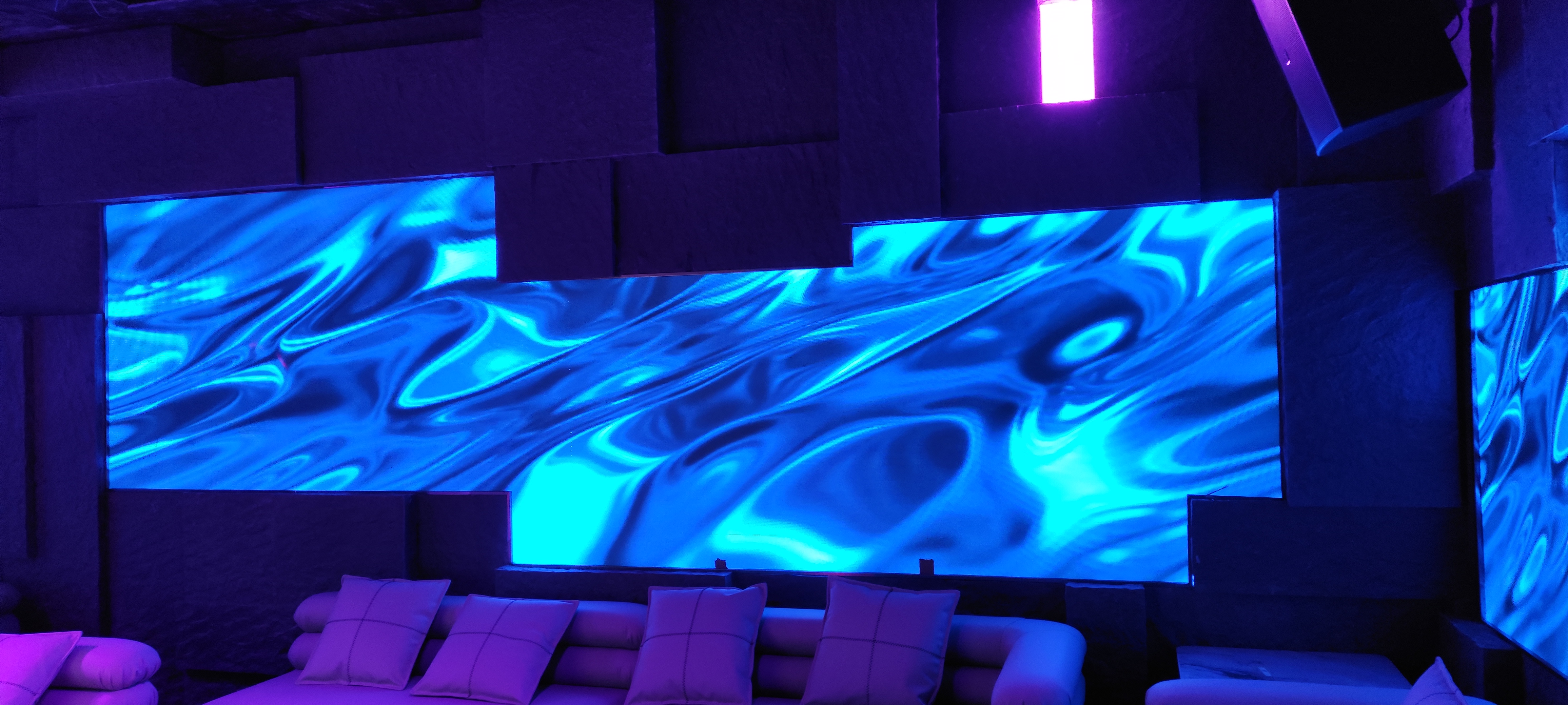 长沙五一广场 BOTTLE CLUB 梦幻墙面异形 LED 屏项目